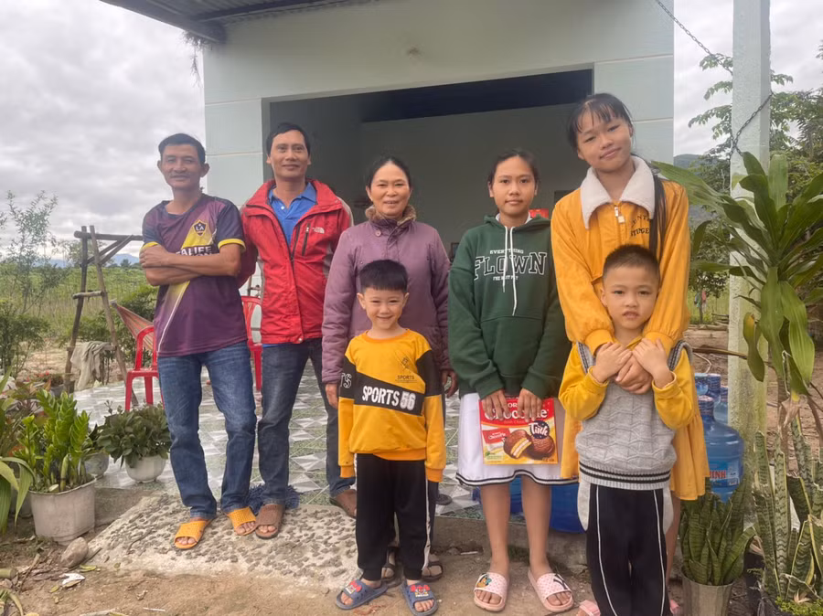 Cô Nguyễn Thị Nửa (thứ 3 từ trái sang) tranh thủ kỳ nghỉ lễ về thăm người thân và đi thăm quan, du lịch Ảnh: Vũ Chi