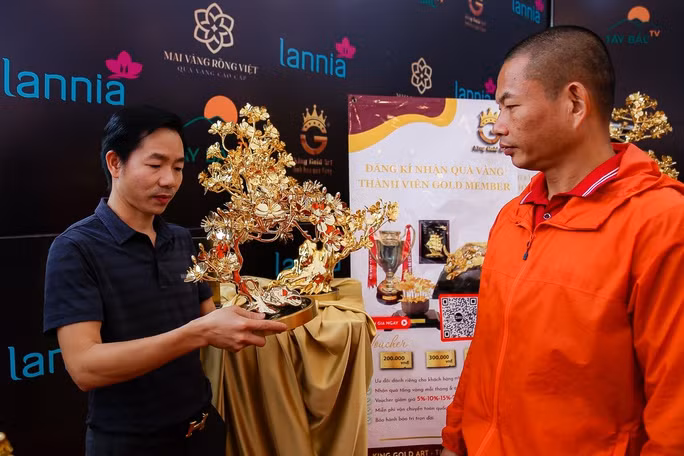  Theo lời quảng cáo, với một sản phẩm hoa mai vàng bằng đồng mạ vàng như vậy, người mua có thể cất giữ nhiều năm mà không lo bị hỏng, thậm chí là 