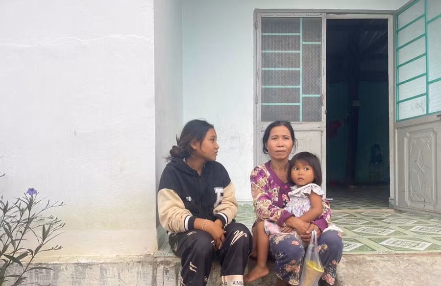  Em Rô HNhai (bìa trái, SN 2006) cùng mẹ buồn rầu khi nghĩ về tương lai khó khăn trước mắt. Ảnh: Vũ Chi