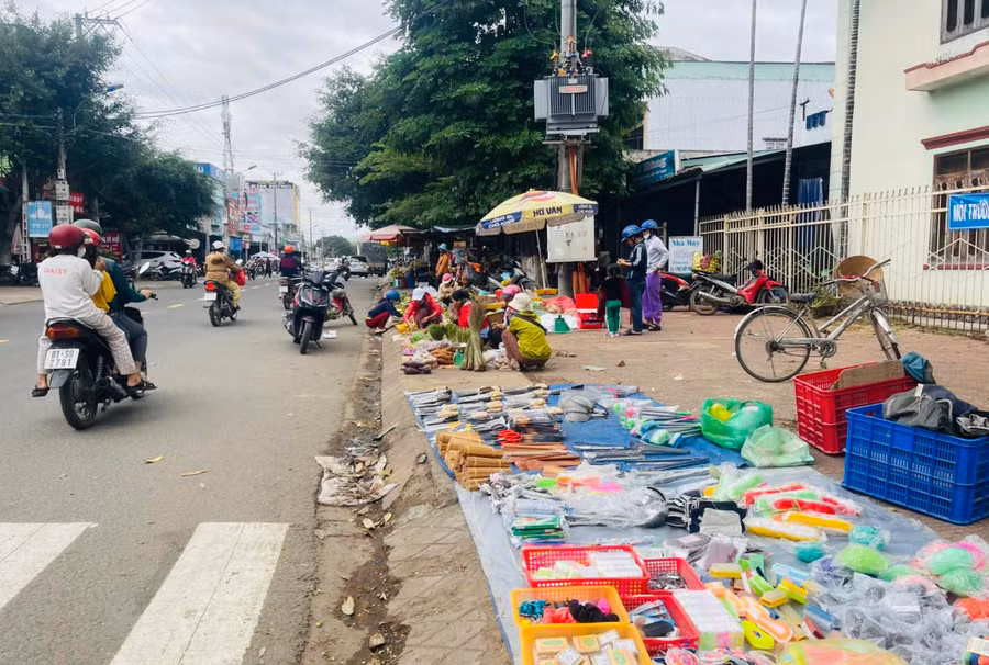 Việc người dân lấn chiếm vỉa hè trên đường Lê Hồng Phong (trước cửa nhà khách thị xã Ayun Pa) để buôn bán vừa gây mất mỹ quan đô thị, vừa tiềm ẩn nguy cơ tai nạn giao thông. Ảnh: Nguyên Hương