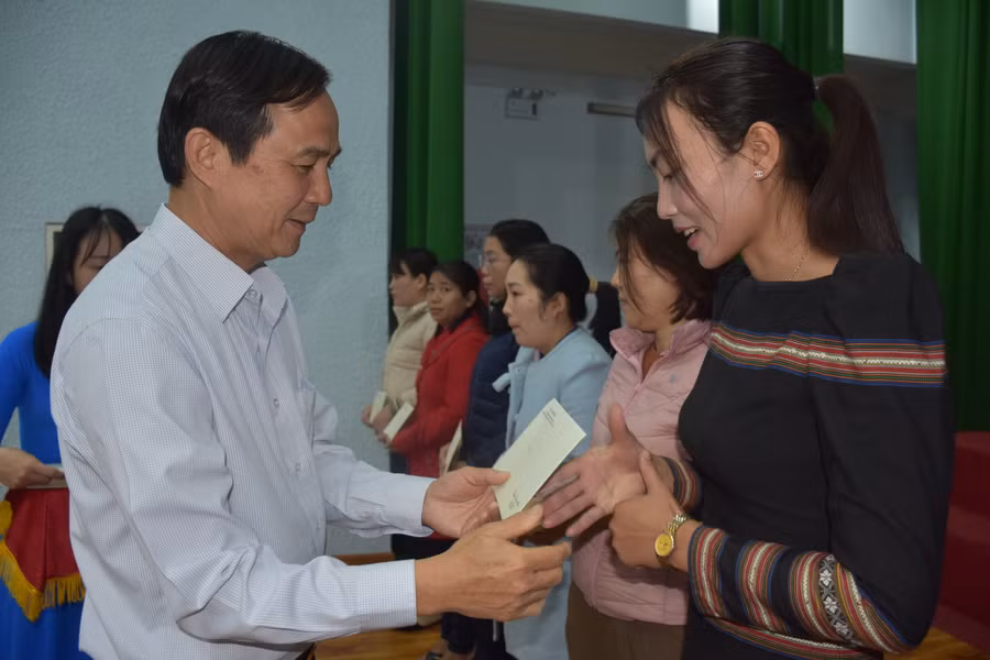 Đồng chí Võ Thanh Hùng-Ủy viên Ban Thường vụ Tỉnh ủy Gia Lai, Trưởng ban Dân vận Tỉnh ủy trao quà cho công nhân, lao động nghèo. Ảnh: Đinh Yến Đồng chí Võ Thanh HÙng-Ủy viên Ban Thường vụ Tỉnh ủy, Trưởng Ban Dân vận Tỉnh ủy trao quà cho công nhân, lao động nghèo. Ảnh: Đinh Yến