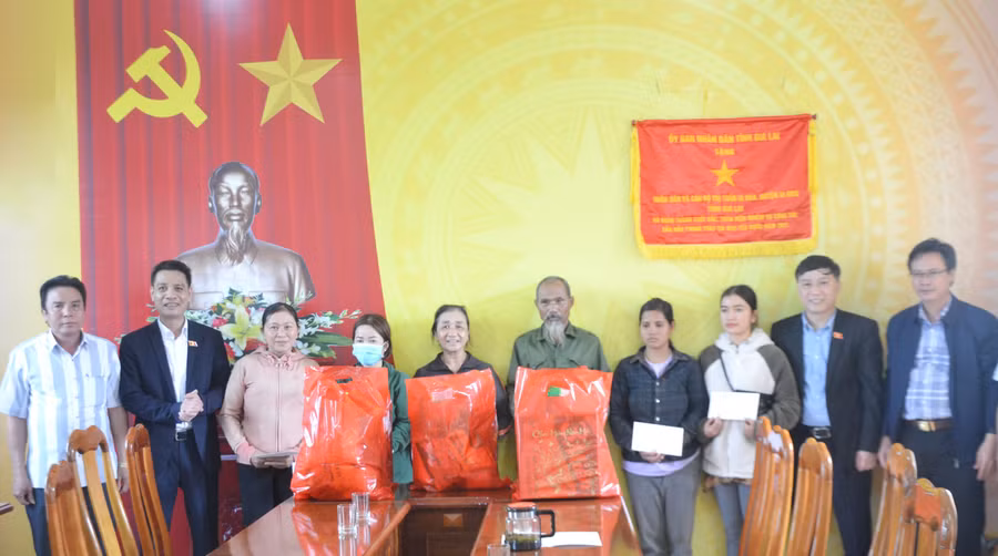  Đại biểu Quốc hội Lê Hoàng Anh (thứ 2 bên phải) và đại biểu Quốc hội Đinh Ngọc Quý (thứ 2 bên trái) trao tặng quà Tết cho người nghèo ở thị trấn Ia Kha (huyện Ia Grai). Ảnh: Hoàng Cư