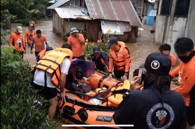 Sơ tán người dân khỏi vùng lũ ở TP Lamitan - Philippines ngày 11-1. Ảnh: Reuters