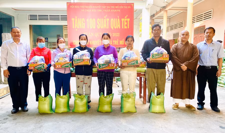 Hội Bảo trợ người khuyết tật và trẻ mồ côi thị xã Ayun Pa tặng quà cho các gia đình người khuyết tật nhân dịp Tết đến xuân về. Ảnh: Văn Thưởng