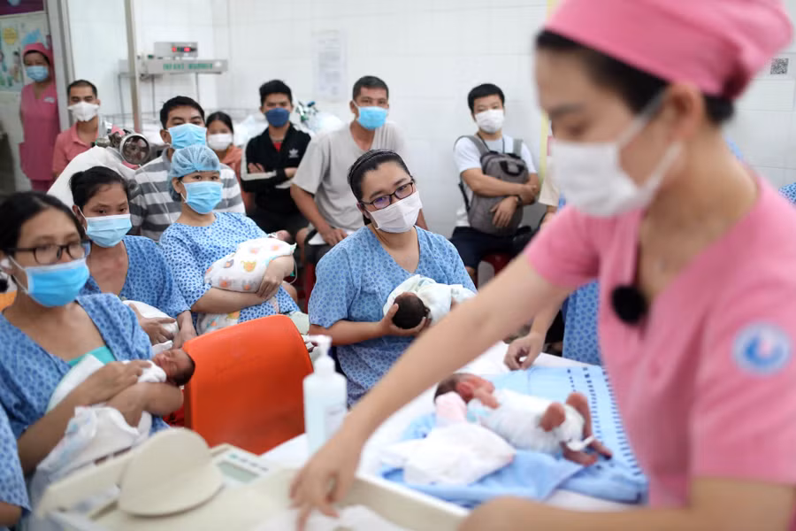 Điều dưỡng Diễm My hướng dẫn cha mẹ cách chăm trẻ Kangaroo. Ảnh: Ngọc Dương