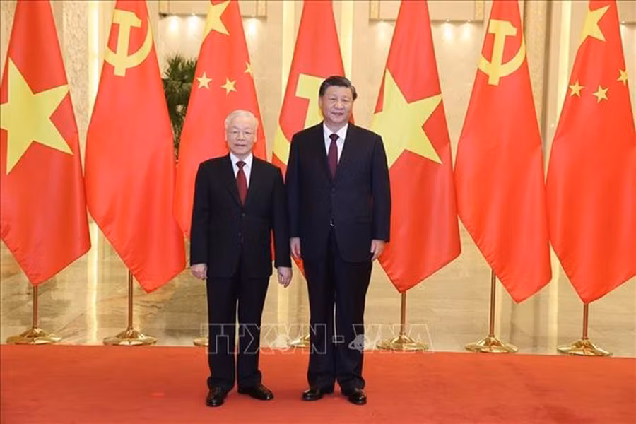  &nbsp; Tổng Bí thư Nguyễn Phú Trọng và Tổng Bí thư, Chủ tịch nước Trung Quốc Tập Cận Bình chụp ảnh chung tại Đại lễ đường Nhân dân ở thủ đô Bắc Kinh, chiều 31/10/2022. Ảnh: Trí Dũng/TTXVN.