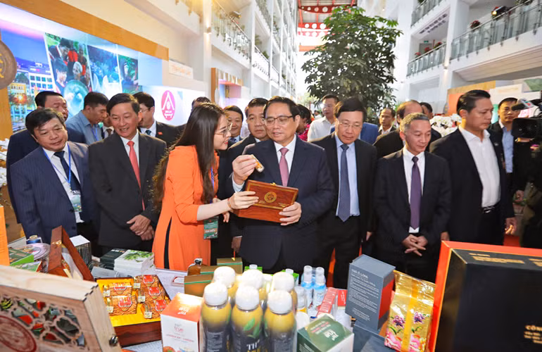 Thủ tướng Phạm Minh Chính thăm gian hàng các sản phẩm chất lượng cao trong không gian Triển lãm ảnh Tây Nguyên Xanh - Hài hòa - Bền vững Thủ tướng Phạm Minh Chính thăm gian hàng các sản phẩm chất lượng cao trong không gian Triển lãm ảnh Tây Nguyên Xanh - Hài hòa - Bền vững