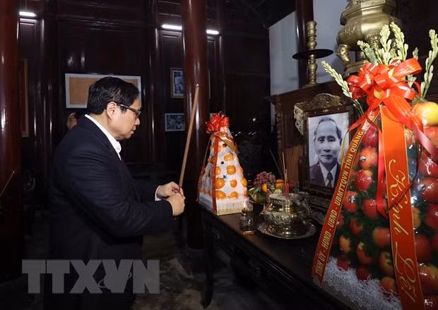 Thủ tướng Phạm Minh Chính dâng hương tưởng niệm cố Thủ tướng Phạm Văn Đồng. (Ảnh: Dương Giang/TTXVN) Thủ tướng Phạm Minh Chính dâng hương tưởng niệm cố Thủ tướng Phạm Văn Đồng. (Ảnh: Dương Giang/TTXVN)