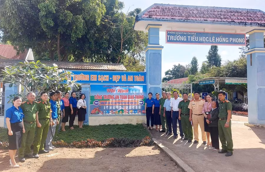 Lễ ra mắt mô hình “Cổng trường an toàn giao thông” tại Trường Tiểu học Lê Hồng Phong (xã Ia Trok, huyện Ia Pa). Ảnh: Vũ Chi Lễ ra mắt mô hình “Cổng trường an toàn giao thông” tại Trường Tiểu học Lê Hồng Phong (xã Ia Trok, huyện Ia Pa). Ảnh: Vũ Chi