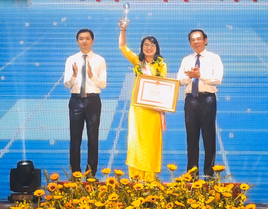Ủy viên Bộ Chính trị, Bí thư Thành ủy TP.HCM Nguyễn Văn Nên (bên phải) và Bí thư T.Ư Đoàn, Chủ tịch T.Ư Hội Sinh viên Việt Nam Nguyễn Minh Triết tuyên dương 