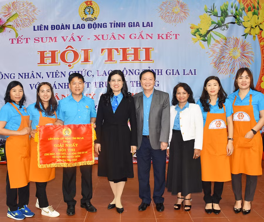 Ban tổ chức trao giải nhất cho Đội LĐLĐ huyện Chư Sê. Ảnh: Đinh Yến