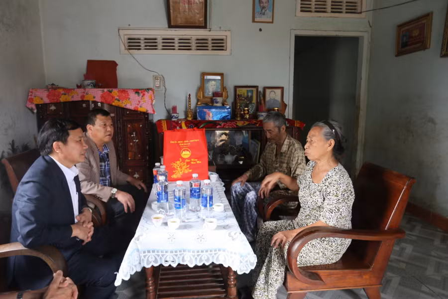 Đoàn công tác đã ân cần thăm hỏi, trò chuyện với các gia đình chính sách. Ảnh: Văn Ngọc