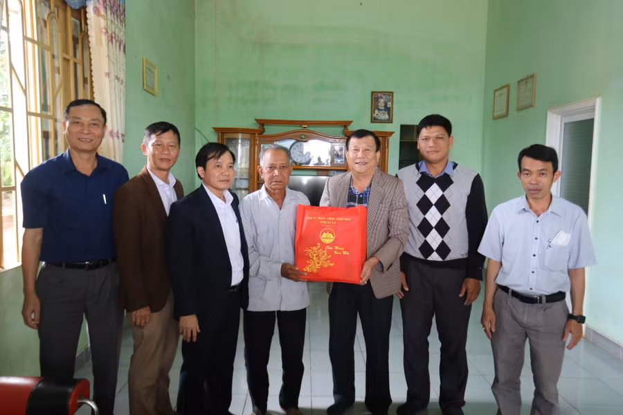 Đoàn công tác đã tặng quà Tết cho 5 gia đình chính sách tại huyện Chư Păh. Ảnh: Văn Ngọc