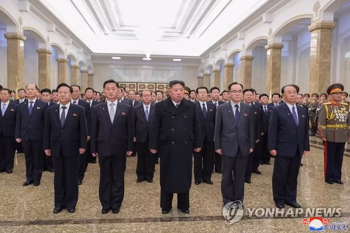  Ông Kim Jong-un cùng các quan chức Triều Tiên (không có ông Pak Jong-chon) thăm Cung điện Mặt trời. Ảnh: KCNA/Yonhap