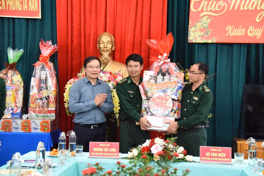 Chủ tịch UBND tỉnh Trương Hải Long tặng quà và chúc cán bộ, chiến sĩ Đồn Biên phòng Ia Nan (huyện Đức Cơ). Đức Thụy