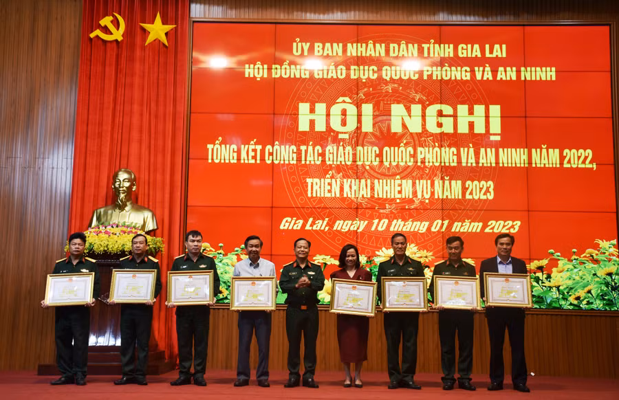 Đại tá Lê Kim Giàu-Ủy viên Ban Thường vụ Tỉnh ủy, Chỉ huy trưởng Bộ Chỉ huy Quân sự tỉnh trao bằng khen của Chủ tịch UBND tỉnh cho các cá nhân đạt thành tích xuất sắc trong công tác giáo dục QP-AN năm 2022. Ảnh: Vĩnh Hoàng