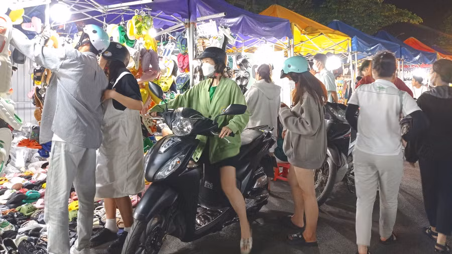 Nhiều người tranh thủ mua sắm chuẩn bị về quê ăn tết. Ảnh: Thảo Phương