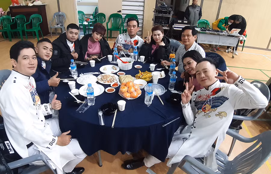 Bữa trưa ấm áp và vui vẻ tại sự kiện lễ hội của các diễn viên Nhà hát ca múa nhạc Đam San. Ảnh: NQT 