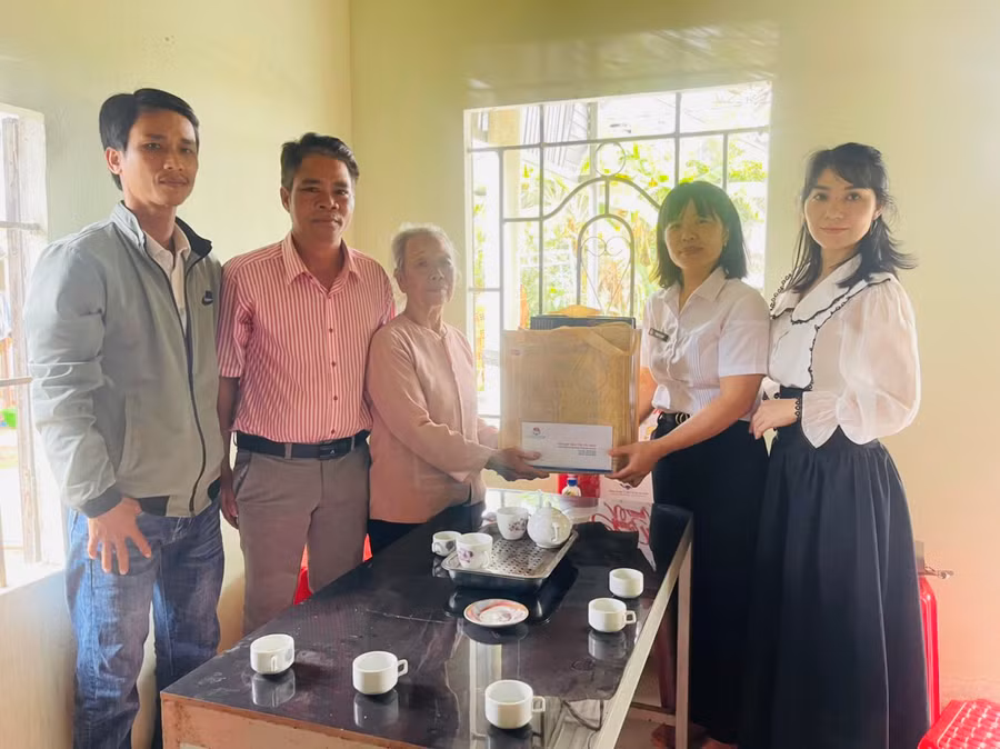 Đại diện Tổng Công ty Tân Cảng Sài Gòn cùng Ban Tuyên giáo Tỉnh ủy Gia Lai, chính quyền địa phương đến thăm, chúc Tết gia đình bà Trần Thị Bé (vợ liệt sĩ, xã Chư Răng, huyện Ia Pa). Ảnh: Vũ Chi