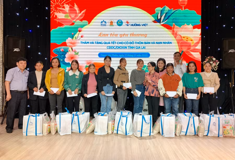 Giáo sư, bác sĩ Nguyễn Thị Ngọc Phượng (thứ 6 từ phải qua) trao quà cho cô đỡ thôn bản tiêu biểu. Ảnh: Như Nguyện
