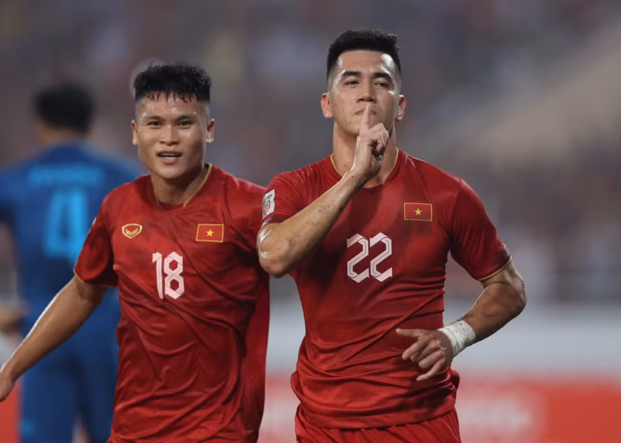 Tiến Linh có pha đánh đầu đẳng cấp mang về bàn mở tỷ số 1-0 cho đội tuyển Việt Nam. Ảnh: Lâm Thỏa