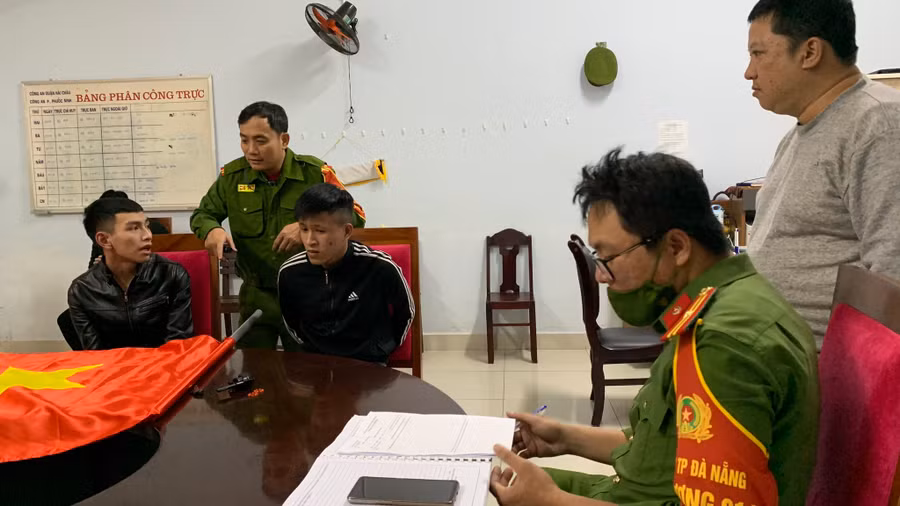 Đôn và Việt bị bắt giữ. Ảnh: Văn Tiến