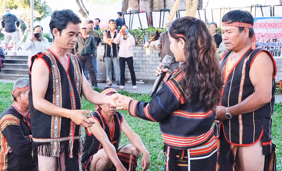  Nghi thức trao vòng tay trong đám cưới của người Jrai. Ảnh: Minh Châu