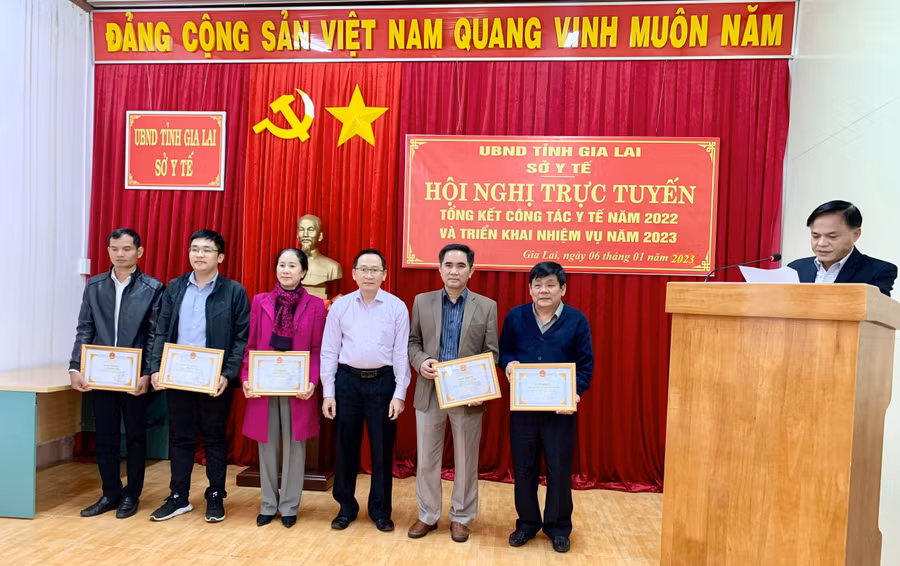Ông Lý Minh Thái (thứ tư từ trái qua)- Phó Giám đốc Sở Y tế trao giấy khen của Sở Y tế cho các tập thể có thành tích xuất sắc trong công tác năm 2022. Ảnh: Như Nguyện