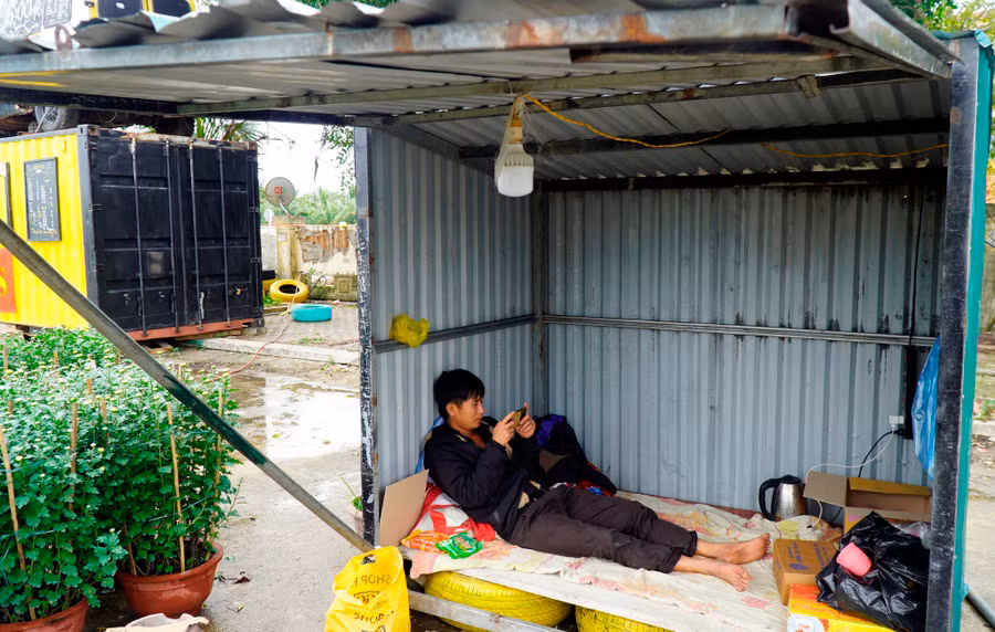 Căn chòi tôn khoảng 7 m2 là nơi cư ngụ của anh Phường trong 15 ngày canh hoa. Căn chòi tôn khoảng 7 m2 là nơi cư ngụ của anh Phường trong 15 ngày canh hoa