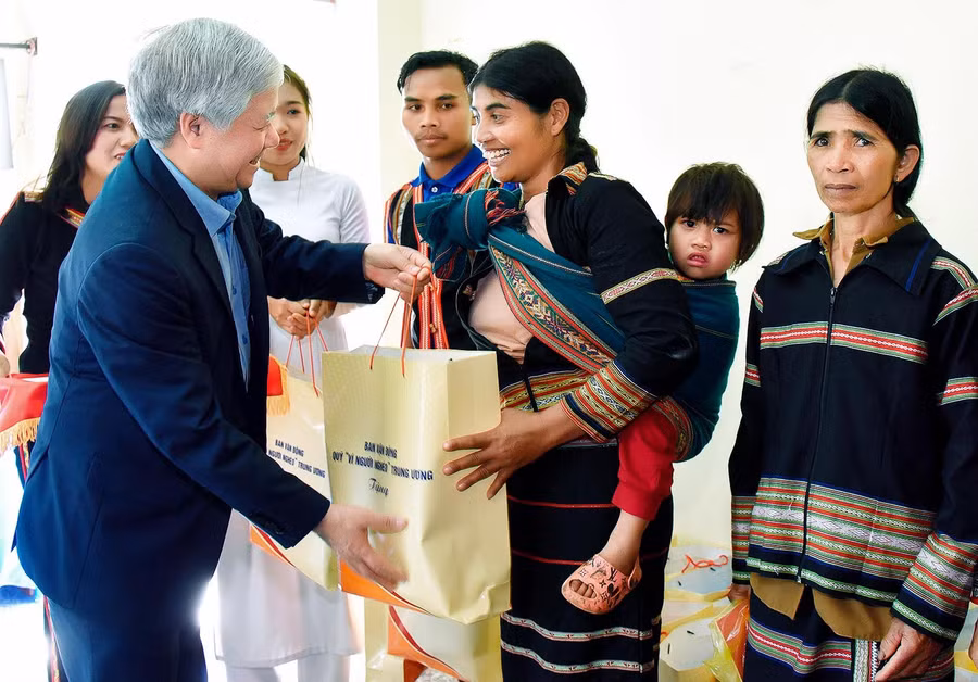 Chủ tịch Ủy ban Trung ương MTTQ Việt Nam Đỗ Văn Chiến tặng quà Tết cho người dân xã Ia Khươl (huyện Chư Păh). Ảnh: Đức Thụy