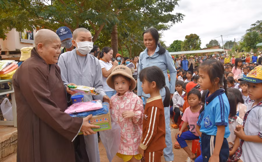 Quang cảnh buổi trao quà cho các em học sinh tại Trường Tiểu học Lê Lợi, xã Ia Krái. Ảnh: Hà Phương