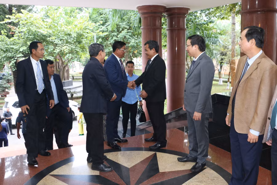 Đoàn cán bộ cấp cao của tỉnh Ratanakiri, Vương quốc Campuchia đã đến thăm, chúc Tết lãnh đạo tỉnh Gia Lai. Quang Tấn
