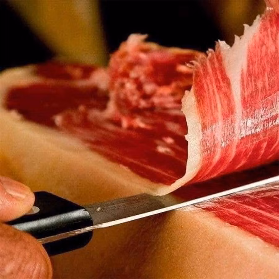 Thịt heo muối được nhiều người ưa thích. Ảnh: Hương Giang