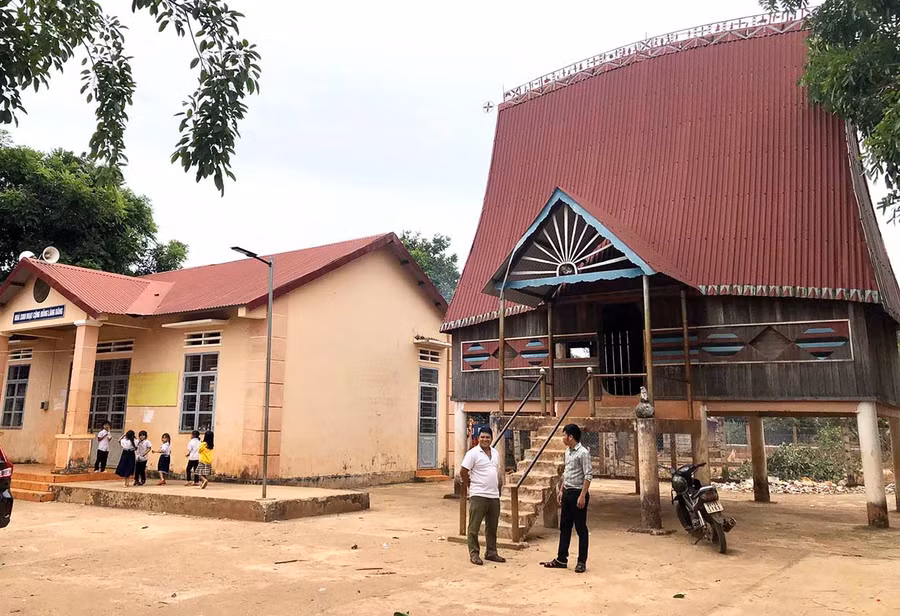  Nhà rông, nhà sinh hoạt cộng đồng làng Dăng được xây dựng khang trang. Ảnh: Lê Nam