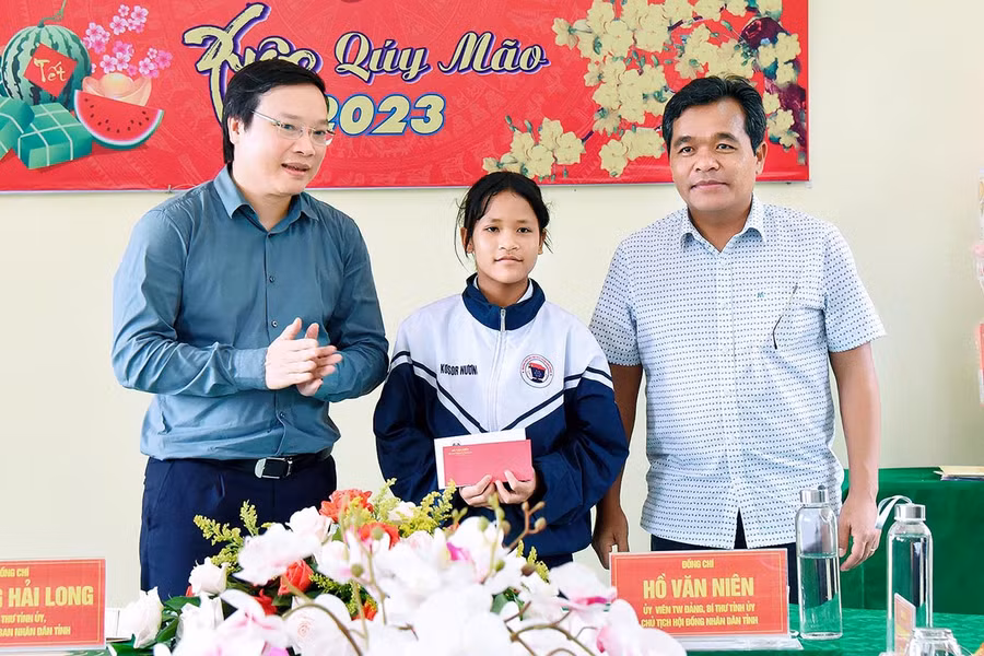 Bí thư Tỉnh ủy Hồ Văn Niên và Chủ tịch UBND tỉnh Trương Hải Long tặng quà cho con nuôi Đồn Biên phòng Ia Mơr. Ảnh Đức Thụy