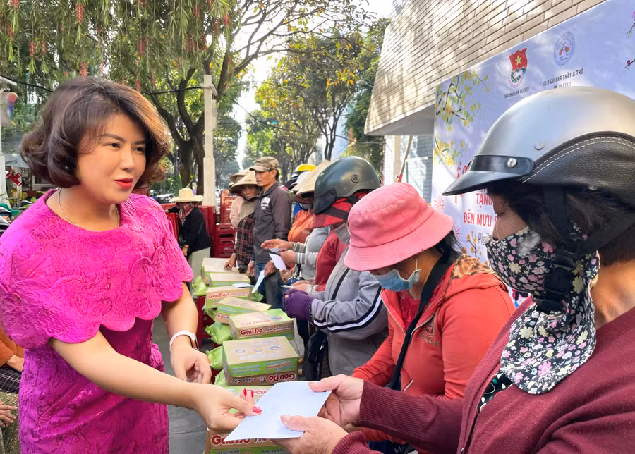 Những phần quà ý nghĩa được Ban tổ chức chương trình “Ấm áp mùa xuân” trao tận tay người nghèo xa quê mưu sinh. Ảnh: Phương Duyên