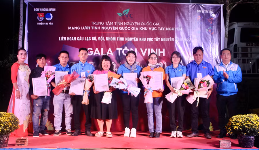 Các câu lạc bộ, đội, nhóm tình nguyện nhận quyết định công nhận thành viên Mạng lưới Tình nguyện Quốc gia khu vực Tây Nguyên. Ảnh: Phan Lài