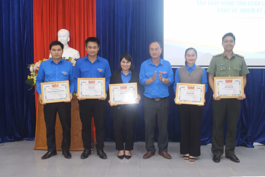 Anh Phan Hồ Giang (thứ 3 từ phải qua)-Phó Bí thư Thường trực Tỉnh Đoàn tặng bằng khen các cá nhân là Bí thư các đơn vị được nhận cờ thi đua năm 2022. Ảnh: Phan Lài Anh Phan Hồ Giang (thứ 3 từ phải qua)-Phó Bí thư Thường trực Tỉnh Đoàn tặng bằng khen cho cá cá nhân là Bí thư các đơn vị được nhận cờ thi đua năm 2022. Ảnh: Phan Lài