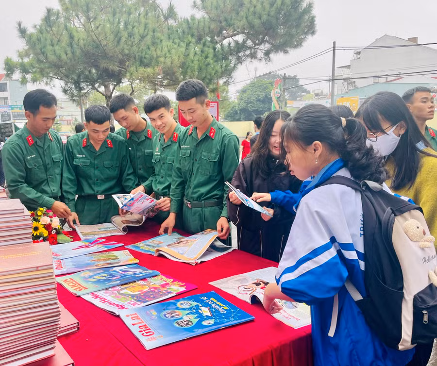 Chiến sĩ lực lượng vũ trang, học sinh đến tham quan và đọc báo tại Hội báo Xuân Quý Mão 2023. Ảnh: Lam Nguyên Đông đảo cán bộ, chiến sĩ lực lượng vũ trang và học sinh đến tham quan Hội báo Xuân Quý Mão 2023. Ảnh: Lam Nguyên
