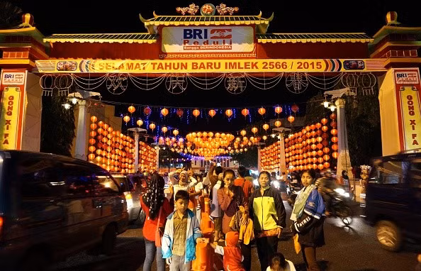 Người dân vui vẻ với không khí chào đón Tết cổ truyền của những người gốc Hoa sống ở Indonesia.