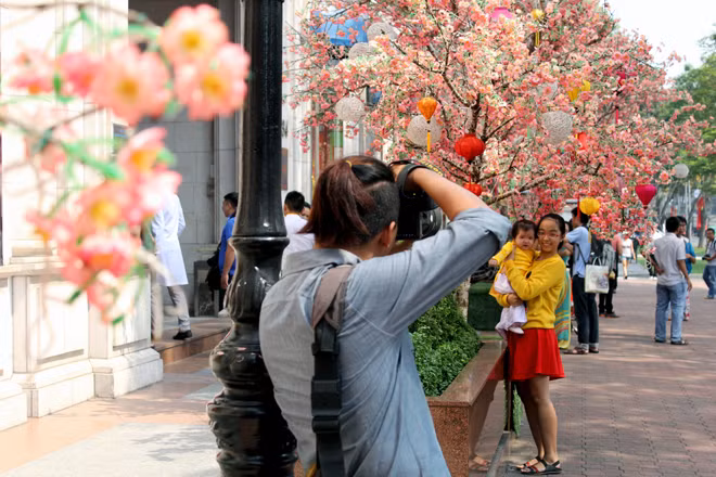 Ngày nghỉ cuối tuần cũng là cơ hội để nhiều gia đình đưa nhau đi chơi, chụp hình.