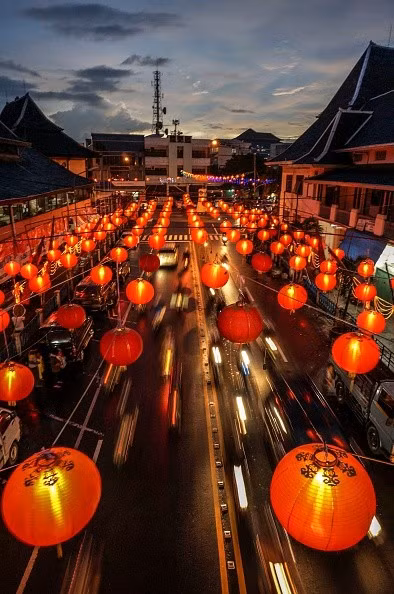 Hàng ngàn lồng đèn đỏ trang hoàng ở các đường phố xung quanh khu phố người Hoa ở Indonesia để chào Tết Âm lịch 2015.