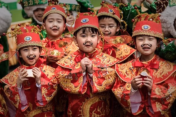 Các em bé Hồng Kông vận trang phục truyền thống để chụp hình trong một sự kiện trước đêm giao thừa.