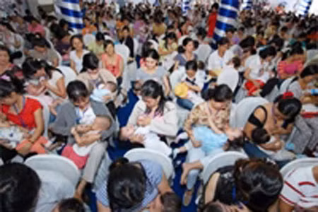 Cho trẻ bú sữa mẹ giúp giảm nguy cơ ung thư ở trẻ.