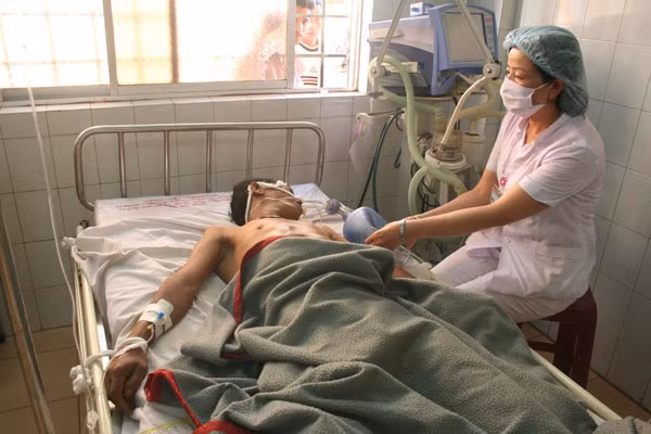 Các bác sĩ khoa Hồi sức Trung tâm đang chăm sóc cho bệnh nhân Rơchâm Byum (Chư Pah). Tết của họ ý nghĩa hơn vì cứu được thêm nhiều sinh mạng. 