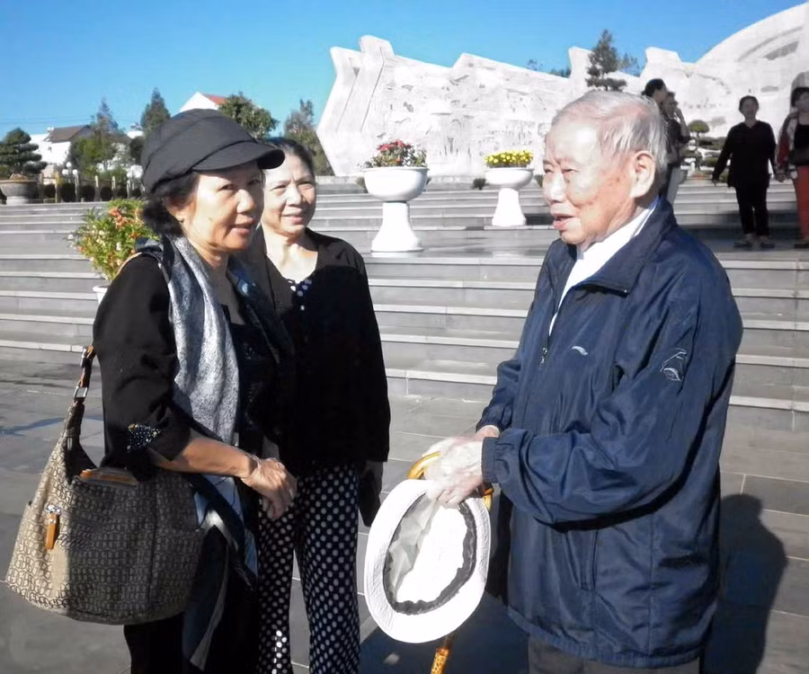 Ông Lê Tiên trò chuyện với thân nhân của đồng đội mình. Ảnh: Trần Dung Cán bộ lão thành cách mạng trò chuyện với thân nhân của đồng đội mình. Ảnh: Trần Dung