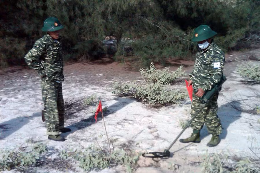 Chiến sĩ công binh rà tìm bom đạn tiềm ẩn dưới lòng đất. Ảnh: Bùi Oanh