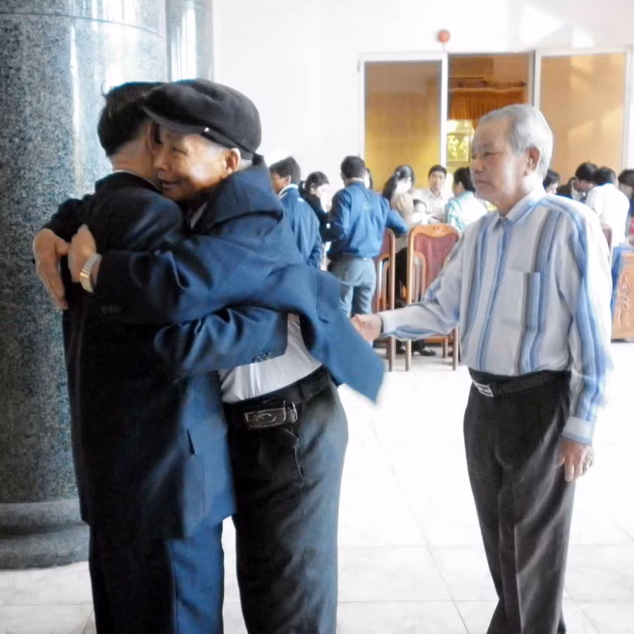 Những cái bắt tay thật chặt, những cái ôm nồng ấm và có cả những giọt nước mắt nghẹn ngào. Ảnh: Trần Dung Những cái bắt tay thật chặt, những cái ôm nồng ấm và có cả những giọt nước mắt nghẹn ngào. Ảnh: Trần Dung