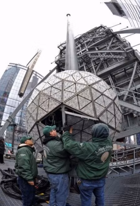 Các công nhân của thành phố New York (Mỹ) kiểm tra quả cầu sắt chuẩn bị được thả từ cột sắt khổng lồ vào đêm 31-12.