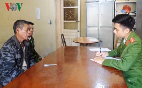 Công an lấy lời khai của đối tượng.